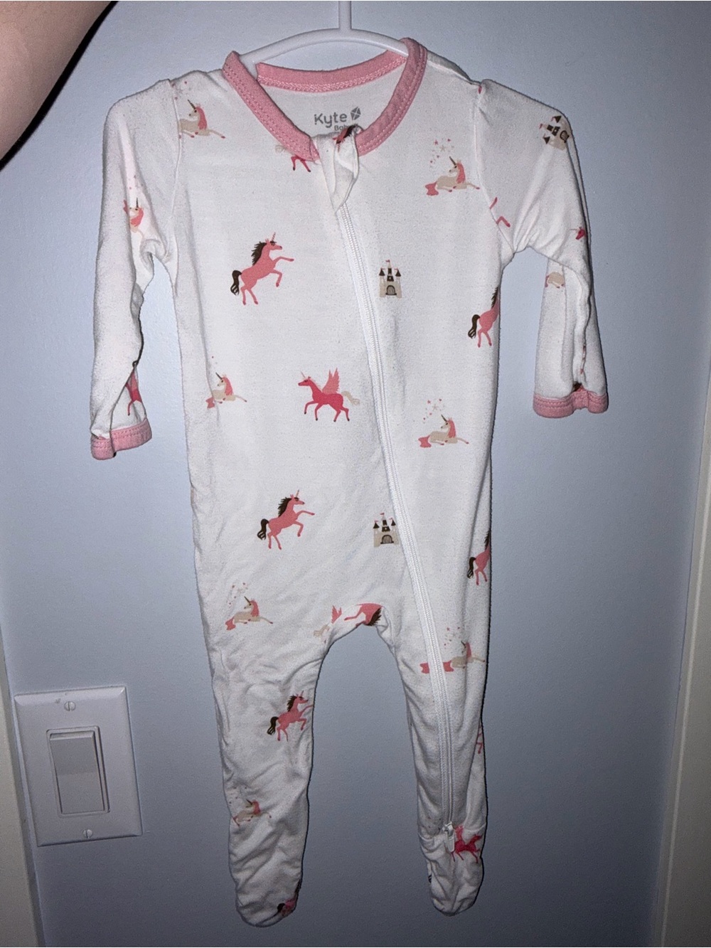 Kyte BABY White Footed Pajamas with Pink Unicorn Print